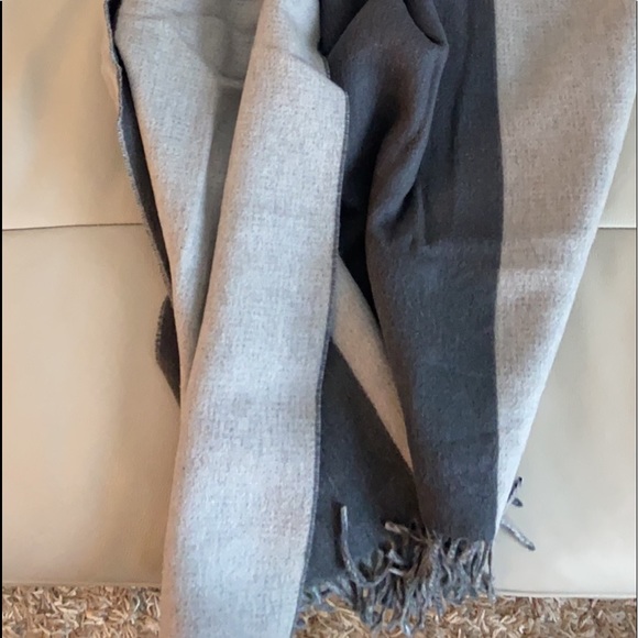 Club Monaco scarf - Picture 3 of 4